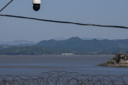 un nord coreean a fugit in coreea de sud traversand un fluviu inot agatat de bucati de polistiren 6894a2de314d3