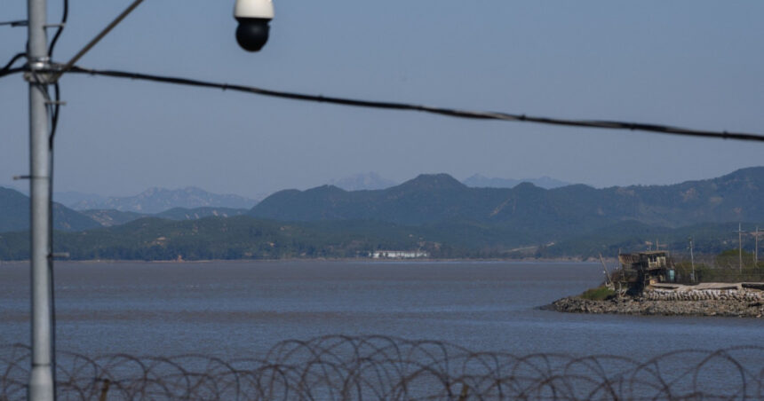 un nord coreean a fugit in coreea de sud traversand un fluviu inot agatat de bucati de polistiren 6894a2de314d3