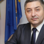 un politician roman a anuntat ca iese in strada impotriva lui insusi imi cer mie demisia dar nu mi o acord 68a70a1cb3b92