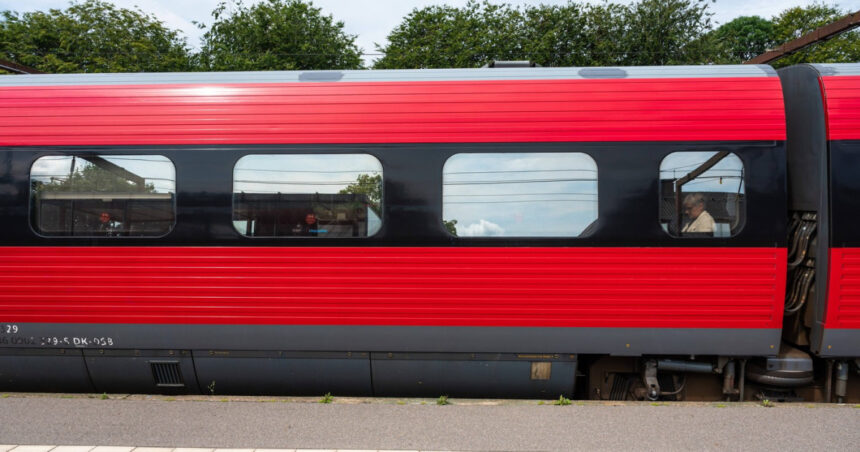 un tren a deraiat in sudul danemarcei mai multe persoane au fost ranite operatiunea de salvare este in curs 689f85568c5e6
