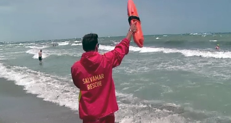un turist a fost incatusat pe plaja din venus dupa ce a ignorat steagul rosu si a refuzat sa se legitimeze 68a885bda0e69