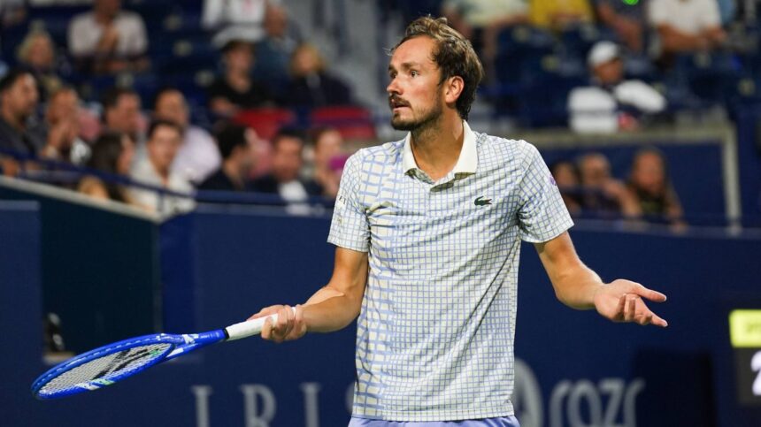 video a pierdut si dus a fost medvedev gest nemaivazut in tenis la mastersul atp din toronto 688c865142056