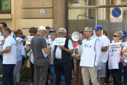video a treia zi de proteste in fata ministerului educatiei profesorii ameninta ca nu incep scoala bac ul de toamna in pericol 688c8cc3d30f7