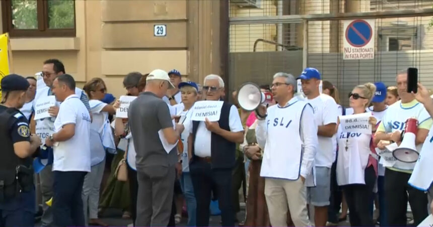video a treia zi de proteste in fata ministerului educatiei profesorii ameninta ca nu incep scoala bac ul de toamna in pericol 688c8cc3d30f7