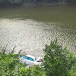 video accident pe valea oltului o masina a cazut in raul olt traficul rutier restrictionat pe dn7 6891bb3020f04