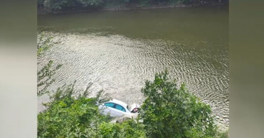 video accident pe valea oltului o masina a cazut in raul olt traficul rutier restrictionat pe dn7 6891bb3020f04
