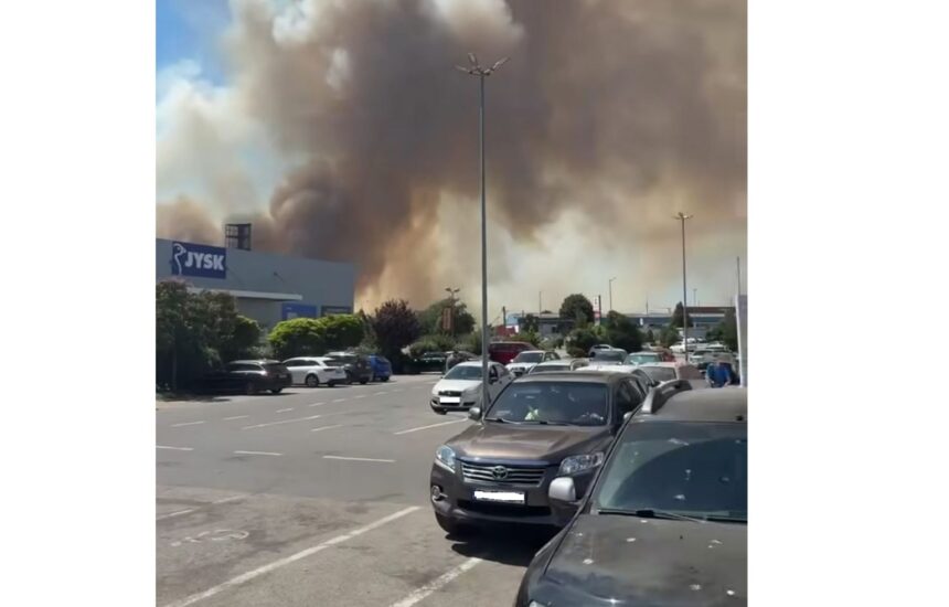 video alerta in medgidia arde vegetatia uscata langa scoala gimnaziala i l caragiale 68a1b9a86665e