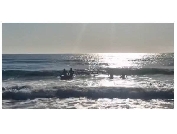 video alerta pe plaja din eforie doi tineri care s au aventurat in mare pe un colac gonflabil la un pas de inec 68b2a43ea53c4