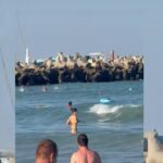 video alerta pe plaja din eforie nord un copil dus de valuri in larg a fost recuperat de salvamari 68b3e82e69492
