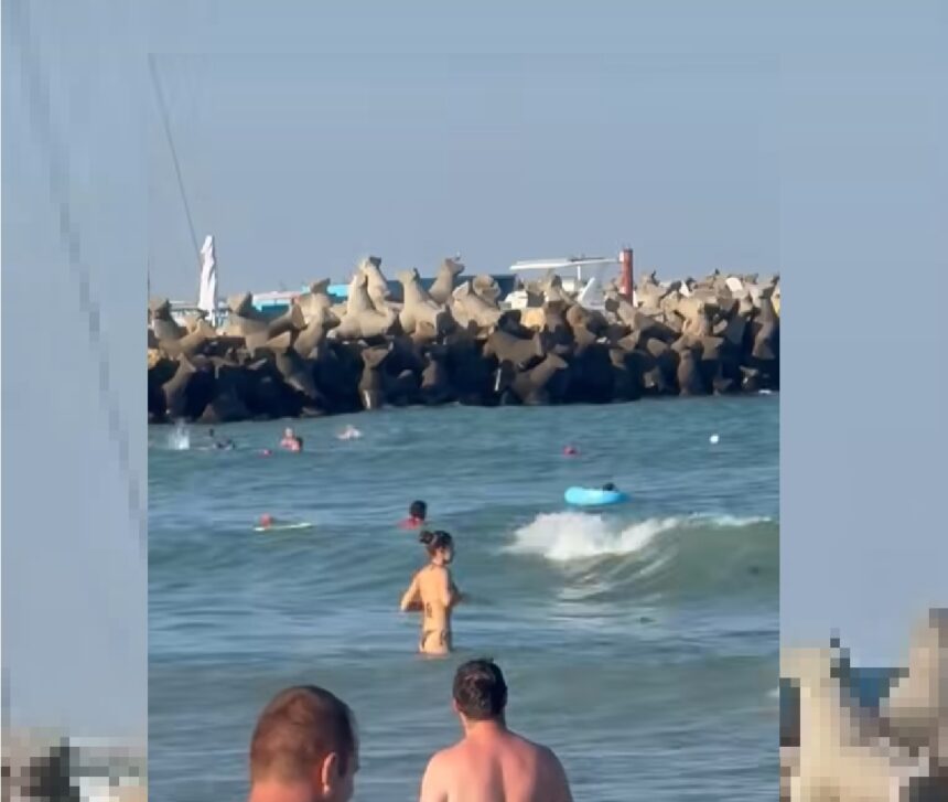 video alerta pe plaja din eforie nord un copil dus de valuri in larg a fost recuperat de salvamari 68b3e82e69492