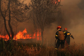 video aproape 50 de incendii au izbucnit in grecia in ultimele doua zile 40 de pompieri romani ii ajuta pe salvatorii eleni in attica 6890bb8bb45ef