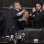 video bataie cu pumni in senatul mexicului in timpul imnului momentul in care liderul opozitiei se napusteste asupra presedintelui camerei 68b01bdf3bded