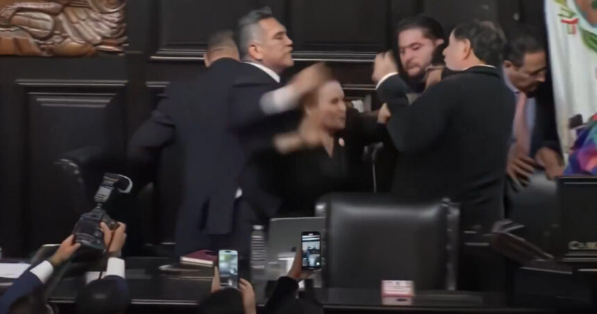 video bataie cu pumni in senatul mexicului in timpul imnului momentul in care liderul opozitiei se napusteste asupra presedintelui camerei 68b01bdf3bded