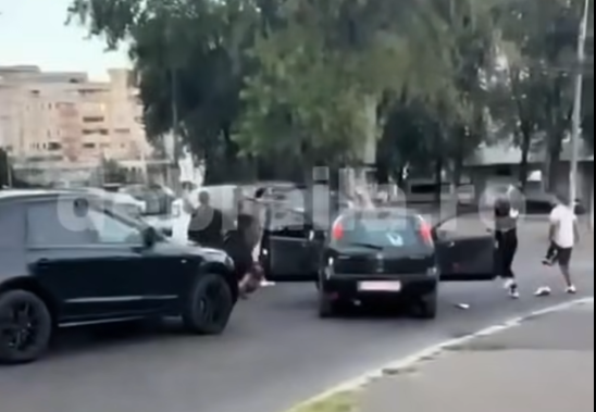 video bataie cu sabii si topoare in mijlocul unei strazi din braila un barbat si o femeie au fost agresati politistii ii cauta pe atacatori 68a596c3e8be1