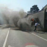 video camion in flacari pe dn 6 traficul este complet blocat in zona dupa ce anvelopa unei remorci a luat foc in mers 6899ab645df11