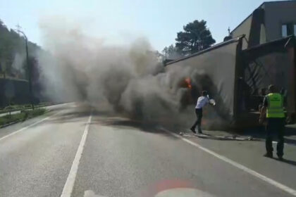 video camion in flacari pe dn 6 traficul este complet blocat in zona dupa ce anvelopa unei remorci a luat foc in mers 6899ab645df11