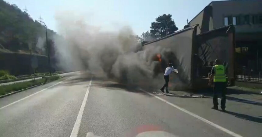 video camion in flacari pe dn 6 traficul este complet blocat in zona dupa ce anvelopa unei remorci a luat foc in mers 6899ab645df11