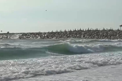 video cod galben de vant si valuri mari pe litoral turistii nu au voie sa intre in apa 68945e601cfc9