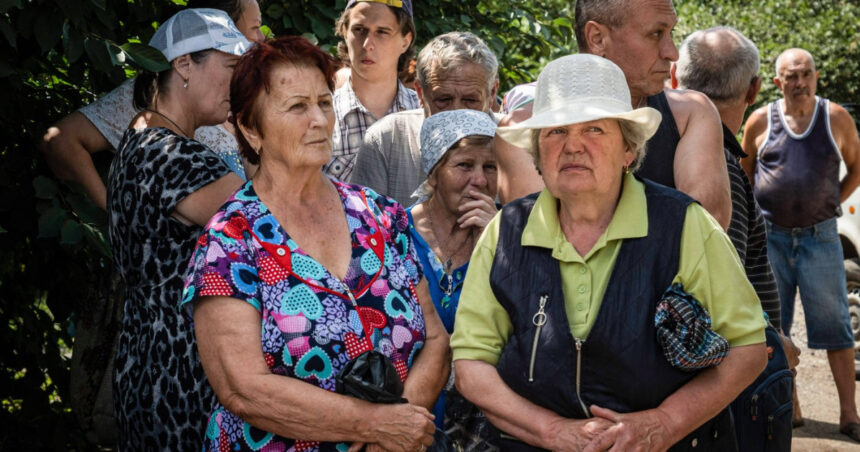 video cozi uriase la apa in donbas sase orase raman fara alimentare iar oamenii acuza autoritatile ruse ca ii forteaza sa cumpere 68afe52e144bb