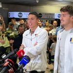 video david popovici a revenit in romania dupa mondialul din singapore a lamurit chiar la sosire problema retragerii 688faee0091eb