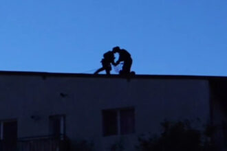 video de ce a durat 13 ore interventia politiei la barbatul blocat in casa in otopeni momentul in care suspectul a fost capturat de mascati 68b28de570584