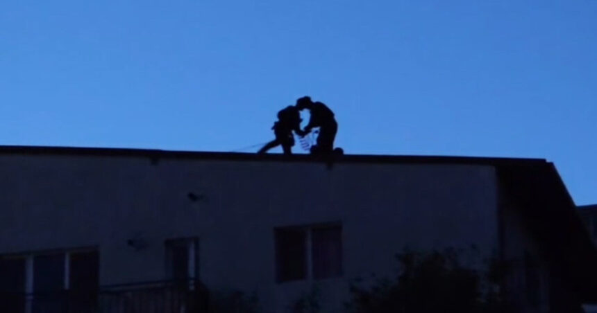 video de ce a durat 13 ore interventia politiei la barbatul blocat in casa in otopeni momentul in care suspectul a fost capturat de mascati 68b28de570584
