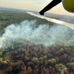 video elicopterul black hawk intervine in judetul tulcea ard mai multe hectare de vegetatie uscata stuf si fond forestier din chilia veche 6890e422d117f
