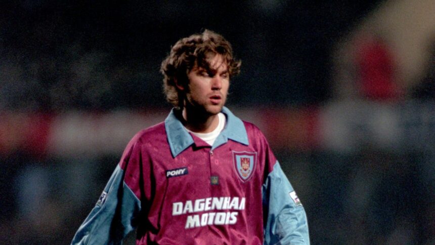 video exclusiv florin raducioiu si golul care a ridicat tribunele de pe boleyn ground in picioare 68add5c83ec73