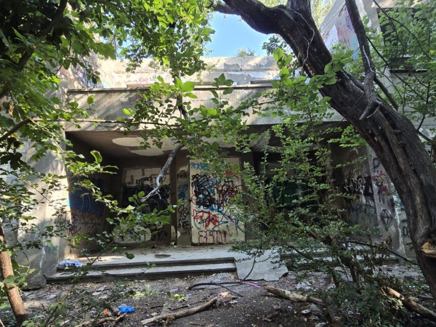 video galerie foto confort urban blocheaza accesul in fosta cresa nr 6 din inel ii pana la demolarea ei 688c01a599a92