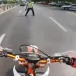 video gestul teribilist al unui tanar pe motocicleta care i a adus o amenda de 800 de lei si suspendarea permisului 689cfe23293cd