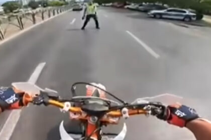 video gestul teribilist al unui tanar pe motocicleta care i a adus o amenda de 800 de lei si suspendarea permisului 689cfe23293cd