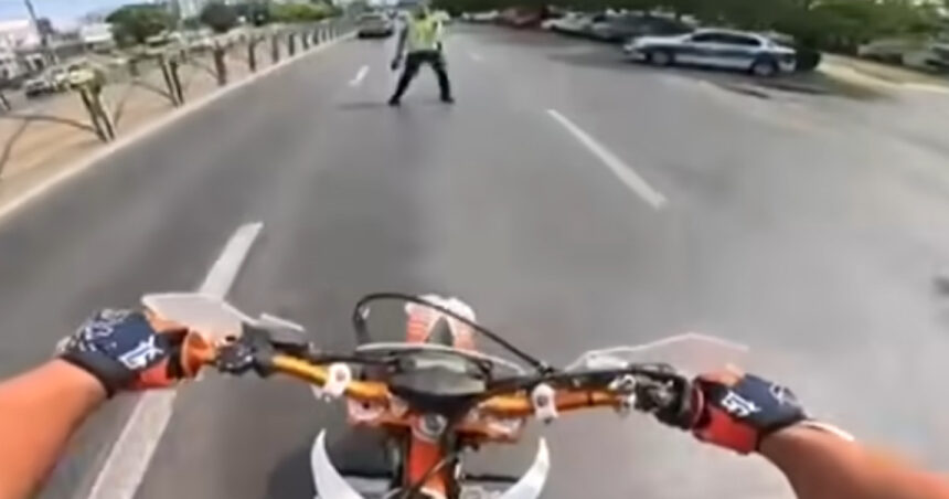 video gestul teribilist al unui tanar pe motocicleta care i a adus o amenda de 800 de lei si suspendarea permisului 689cfe23293cd