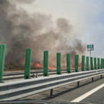 video incendiu de vegetatie langa autostrada soarelui pompierii intervin cu mai multe autospeciale traficul rutier oprit 688cb65469dbb