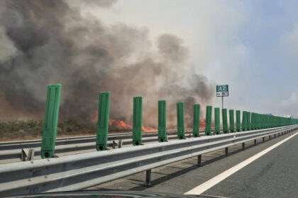 video incendiu de vegetatie langa autostrada soarelui pompierii intervin cu mai multe autospeciale traficul rutier oprit 688cb65469dbb
