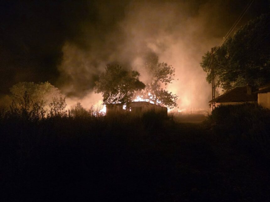 video incendiu puternic in lipnita in zona fermei 7 este al treilea foc izbucnit in comuna astazi 689bb5540e9c4