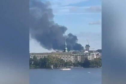 video incendiu urias in portul hamburg zeci de pompieri au fost mobilizati pentru a lupta cu flacarile 68aee40f6140f