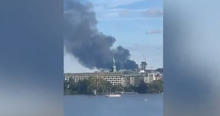 video incendiu urias in portul hamburg zeci de pompieri au fost mobilizati pentru a lupta cu flacarile 68aee40f6140f