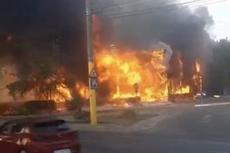 video incendiu violent la fostul club bellagio din mamaia cu degajari masive de fum si flacari de zeci de metri 6894d8676f899