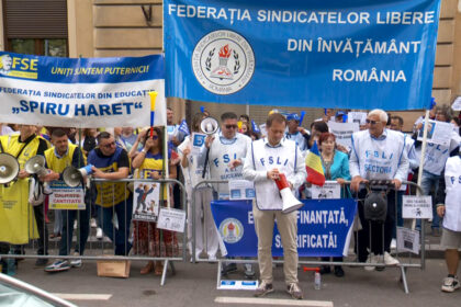 video inceputul de an scolar sub semnul intrebarii profesorii protesteaza in fata ministerului educatiei care sunt nemultumirile lor 68ac275e8c194
