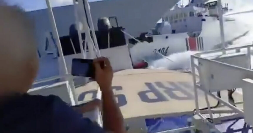 video incident maritim doua nave militare ale chinei s au ciocnit in timp ce urmareau un vas filipinez in apele disputate din sudul tarii 68999e4fb6e4f
