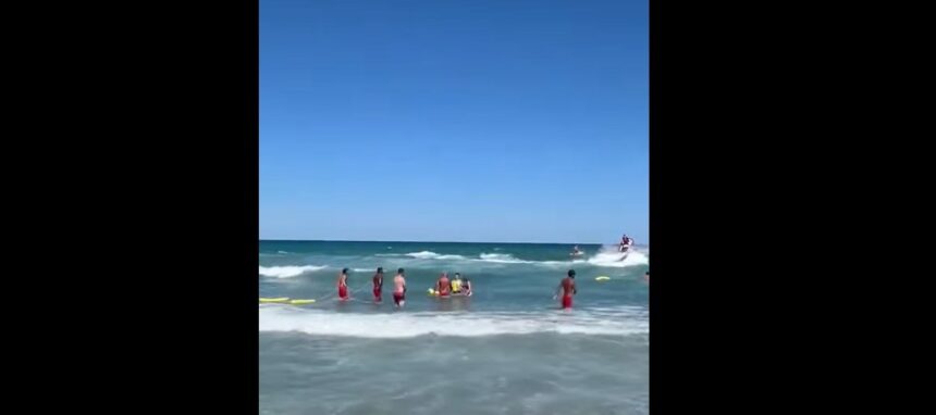 video interventie contra cronometru pe plaja gloria din eforie salvamarii se lupta sa salveze din valuri o familie de turisti 68a0869823aea