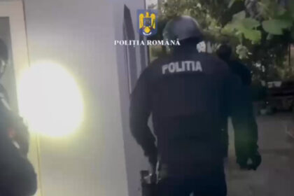video jaf de proportii in capitala seif cu bunuri in valoare de 20 000 de euro spart cu unelte improvizate 689dc687544b8