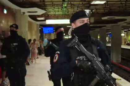 video jandarmii inarmati la metrou au dat nastere unor teorii ale conspiratiei ce spun oamenii care s au intalnit cu ei in statii 689cbc163d2ac