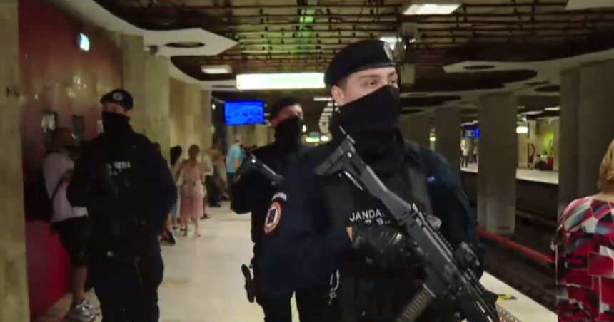 video jandarmii inarmati la metrou au dat nastere unor teorii ale conspiratiei ce spun oamenii care s au intalnit cu ei in statii 689cbc163d2ac