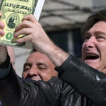video javier milei atacat cu sticle si pietre la primul sau test major de popularitate ca presedinte al argentinei 68b038ee6f647