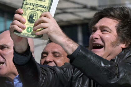 video javier milei atacat cu sticle si pietre la primul sau test major de popularitate ca presedinte al argentinei 68b038ee6f647