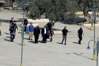 video ministrul israelian de extrema dreapta itamar ben gvir s a rugat in complexul moscheei al aqsa incalcand o regula veche de decenii 688f38d87daf3