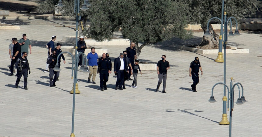 video ministrul israelian de extrema dreapta itamar ben gvir s a rugat in complexul moscheei al aqsa incalcand o regula veche de decenii 688f38d87daf3