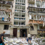 video miracol la kiev o tanara a fost aruncata de la etajul noua de suflul exploziei unei rachete rusesti si a supravietuit 688d0da0bd436