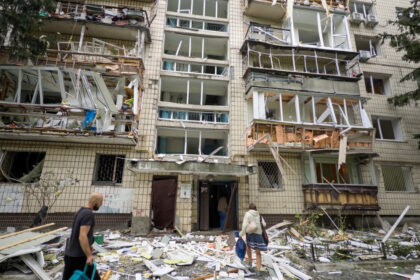 video miracol la kiev o tanara a fost aruncata de la etajul noua de suflul exploziei unei rachete rusesti si a supravietuit 688d0da0bd436